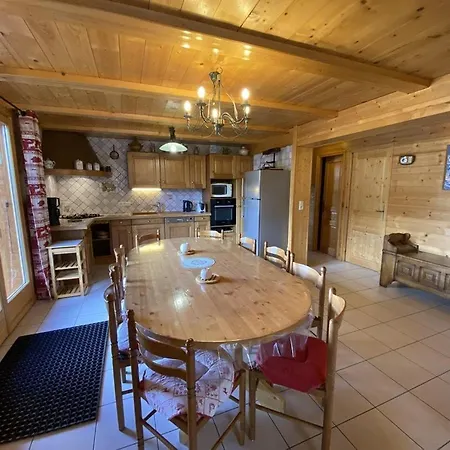 Le Cerf : Dans Le Centre De * Châtel